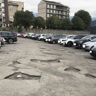 Biella, chiude il “parcheggione” di via Cernaia, un lettore: “Trent’anni di degrado e incuria”