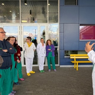 All'Ospedale di Biella donata una panchina gialla in occasione della Giornata Mondiale dell’Endometriosi