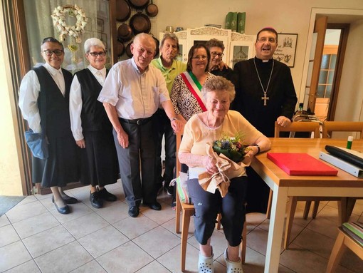 Da Pralungo gli auguri alla signora Nores per i suoi 100 anni, visita a sorpresa anche del vescovo Farinella (foto dalla pagina Facebook di Pralungo in Comune) Da Pralungo gli auguri alla signora Nores per i suoi 100 anni, visita a sorpresa anche del vescovo Farinella (foto dalla pagina Facebook di Pralungo in Comune)