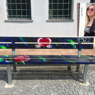 A Benna una panchina rossa, l'autrice Cinzia Rosa: "L'energia della donna vince sulla violenza"