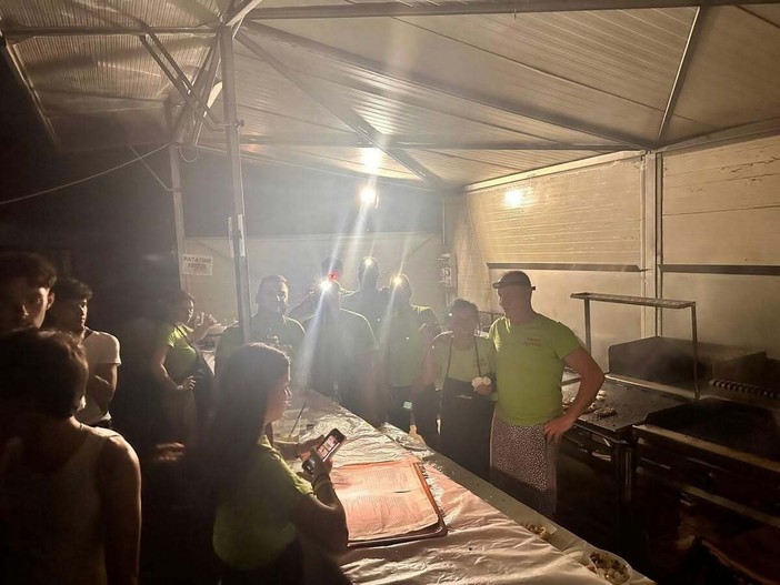 Pianta a terra manda in blackout Portula ma la festa d’estate prosegue grazie all’impegno della Pro Loco (foto dalla pagina Facebook di Pro Loco Portula) Pianta a terra manda in blackout Portula ma la festa d’estate prosegue grazie all’impegno della Pro Loco (foto dalla pagina Facebook di Pro Loco Portula)