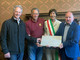La sindaca Viviana Fusaro consegna a Luigi Centa la pietra di memoria destinata a Biella.