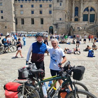 Da Oropa a Santiago in bicicletta: Andrea Mercando ha concluso l’impresa dedicata alla Passione di Sordevolo FOTO