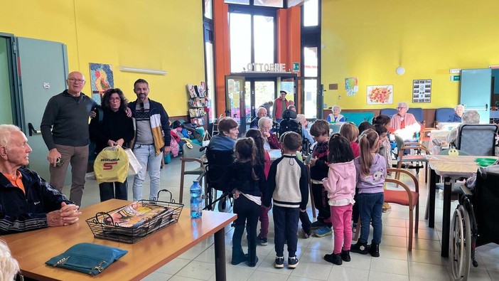 "Relazioni preziose" tra i bambini della scuola materna di Ponderano e gli ospiti della casa di riposo Don Matteo Zanetto FOTO