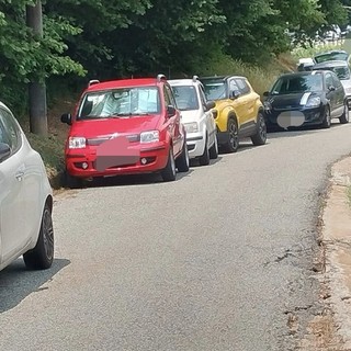 Parcheggi selvaggi e rifiuti abbandonati in Valle Cervo, un lettore: “Siano adottati controlli efficaci”
