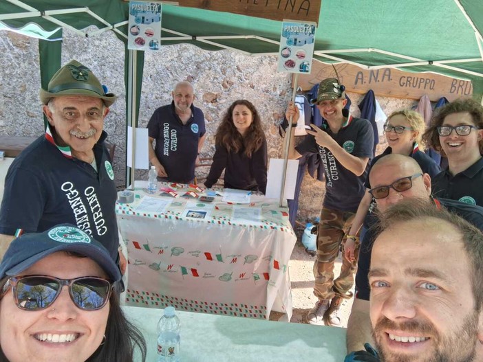 Pollici in alto per la Pasquetta Alpina del gruppo di Brusnengo-Curino (foto dal sito web di ANA Biella)