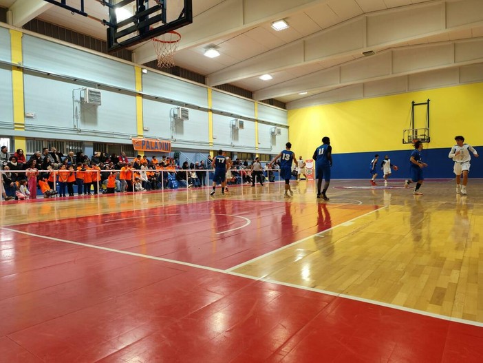 Prima partita di basket nella nuova palestra di Ponderano Prima partita di basket nella nuova palestra di Ponderano
