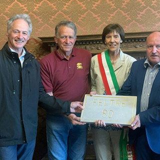 La sindaca Viviana Fusaro consegna a Luigi Centa la pietra di memoria destinata a Biella.