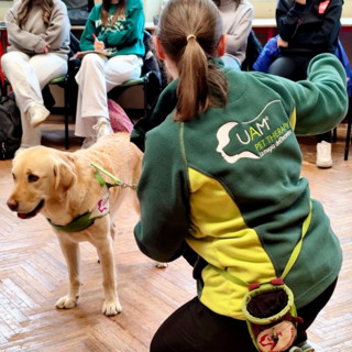 Biella, studenti del Bona a lezione di Pet Therapy con una “prof” davvero speciale