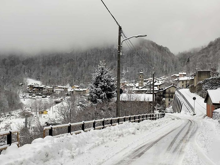 Un manto bianco sull’alta Valle Cervo, lo scatto di Piedicavallo sotto la neve