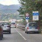 Biella, scavalca la rete sul ponte della tangenziale, provvidenziale l'intervento dei soccorsi Biella, scavalca la rete sul ponte della tangenziale, provvidenziale l'intervento dei soccorsi