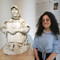Maria Grazia Hussain Tedde accanto alla scultura "La Madre dell'ucciso" di Francesco Ciusa, unica versione marmorea firmata dall'artista, custodita presso il Museo delle Migrazioni, Cammini e Storie di Popoli di Pettinengo. Maria Grazia Hussain Tedde accanto alla scultura "La Madre dell'ucciso" di Francesco Ciusa, unica versione marmorea firmata dall'artista, custodita presso il Museo delle Migrazioni, Cammini e Storie di Popoli di Pettinengo.