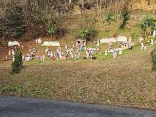 A Pollone tra luci e colori spunta il suggestivo presepe di bambole del Rione Burcina FOTO Mauro Benedetti per newsbiella.it A Pollone tra luci e colori spunta il suggestivo presepe di bambole del Rione Burcina FOTO Mauro Benedetti per newsbiella.it