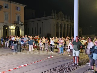 Mercato di Biella, contestazioni in piazza Duomo durante il Consiglio comunale Mercato di Biella, contestazioni in piazza Duomo durante il Consiglio comunale