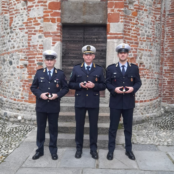 Biella celebra gli eroi in divisa, encomi per tre agenti della Polizia Locale Biella celebra gli eroi in divisa, encomi per tre agenti della Polizia Locale