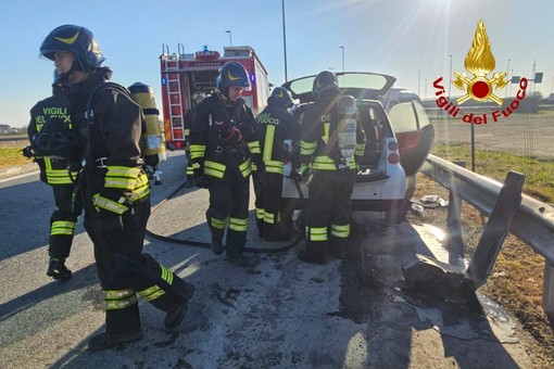 Dal Nord Ovest - Principio d’incendio in un’auto a Carisio Dal Nord Ovest - Principio d’incendio in un’auto a Carisio