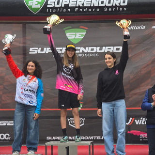 Super Enduro, Emma Canova domina a Castino: un trionfo per la Cervo Valley MTB