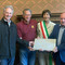 La sindaca Viviana Fusaro consegna a Luigi Centa la pietra di memoria destinata a Biella.