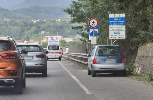 Biella, scavalca la rete sul ponte della tangenziale: provvidenziale l'intervento dei soccorsi
