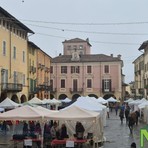 Al Mercatino degli Archi regali, artigianato e solidarietà a Biella FOTO Nicola Rasolo per newsbiella.it