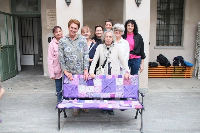 A Cavaglià inaugurata la Panchina della Gentilezza, simbolo di inclusione e accoglienza (foto di Roberto Canova)