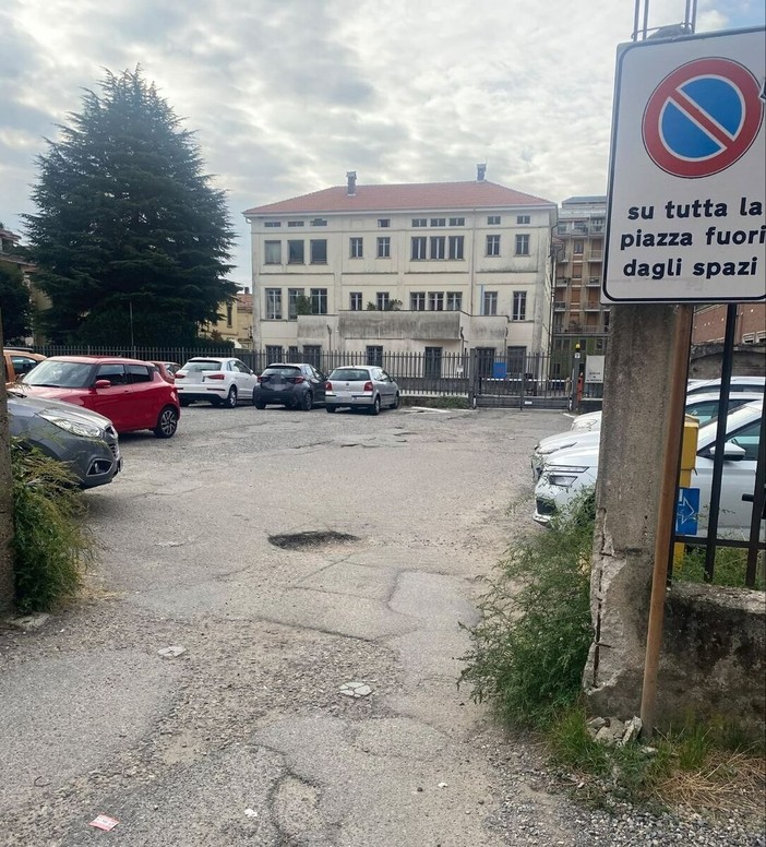 Biella, si allargano le buche nel parcheggio di via Arnulfo Biella, si allargano le buche nel parcheggio di via Arnulfo