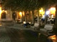 Dorme sotto la pioggia su una panchina di Piazza Duomo, un lettore: &quot;Inaccettabile&quot;