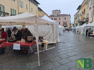 Al Mercatino degli Archi regali, artigianato e solidarietà a Biella FOTO Nicola Rasolo per newsbiella.it