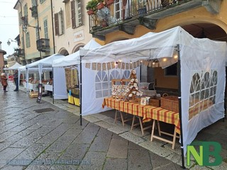 Al Mercatino degli Archi regali, artigianato e solidarietà a Biella FOTO Nicola Rasolo per newsbiella.it