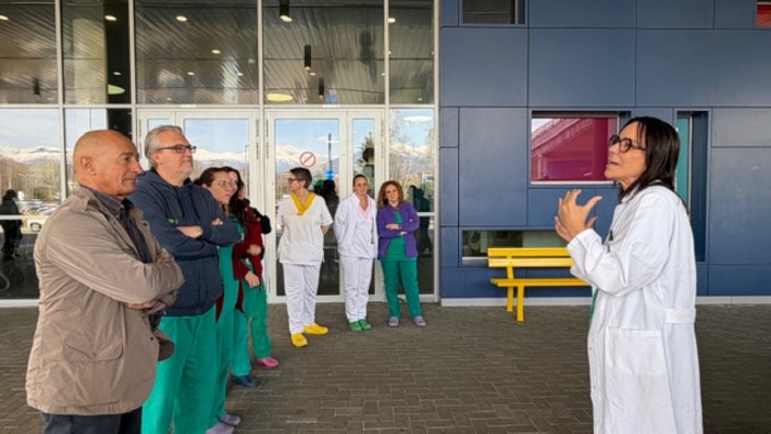 All'Ospedale di Biella donata una panchina gialla in occasione della Giornata Mondiale dell’Endometriosi