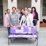 A Cavaglià inaugurata la Panchina della Gentilezza, simbolo di inclusione e accoglienza (foto di Roberto Canova)