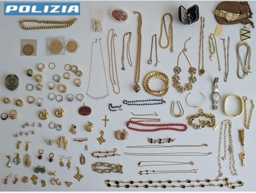 Biella, si spaccia per un poliziotto per farsi consegnare gioielli e soldi: in arresto dopo la fuga Biella, si spaccia per un poliziotto per farsi consegnare gioielli e soldi: in arresto dopo la fuga