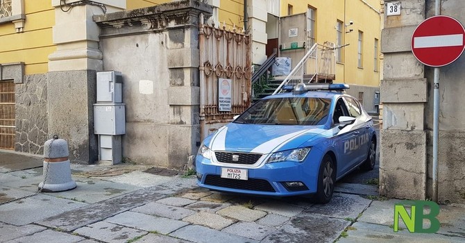Biella, importuna due ragazzine in un locale. Poi aggredisce cliente che le difende e agenti (foto di repertorio)