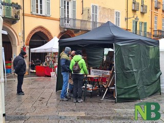 Al Mercatino degli Archi regali, artigianato e solidarietà a Biella FOTO Nicola Rasolo per newsbiella.it