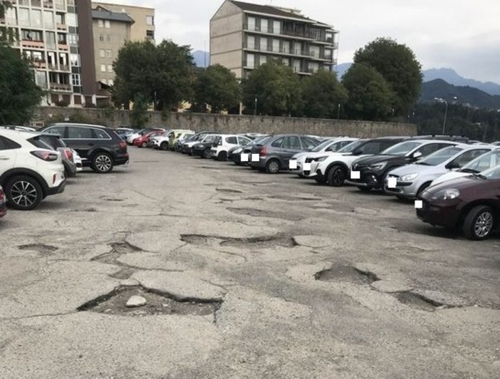 Biella, chiude il “parcheggione” di via Cernaia, un lettore: “Trent’anni di degrado e incuria”