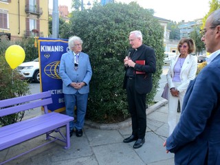 A Biella una panchina lilla realizzata dal Kiwanis Club Biella Victimula Pagus A Biella una panchina lilla realizzata dal Kiwanis Club Biella Victimula Pagus