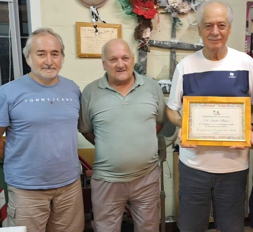 Bocce, consegnata una targa speciale a Aurelio Milani Bocce, consegnata una targa speciale a Aurelio Milani