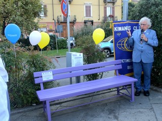 A Biella una panchina lilla realizzata dal Kiwanis Club Biella Victimula Pagus A Biella una panchina lilla realizzata dal Kiwanis Club Biella Victimula Pagus