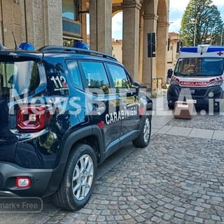Biella, in Piazza Vittorio Veneto, intervento di 118, Polizia Locale e Carabinieri FOTO Mattia Baù per newsbiella.it