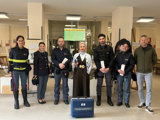 Biella, le "scene da film" diventano realtà: a scuola con la Polizia