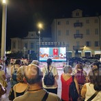 Mercato di Biella, contestazioni in piazza Duomo durante il Consiglio comunale Mercato di Biella, contestazioni in piazza Duomo durante il Consiglio comunale