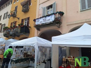 Al Mercatino degli Archi regali, artigianato e solidarietà a Biella FOTO Nicola Rasolo per newsbiella.it