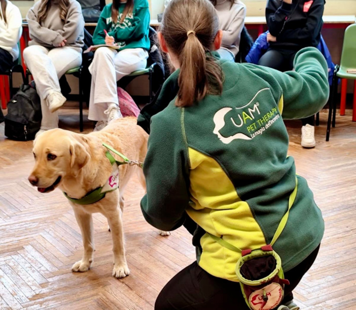 Biella, studenti del Bona a lezione di Pet Therapy con una “prof” davvero speciale Biella, studenti del Bona a lezione di Pet Therapy con una “prof” davvero speciale