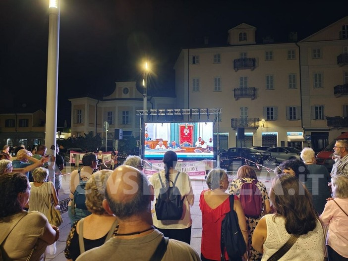 Mercato di Biella, contestazioni in piazza Duomo durante il Consiglio comunale Mercato di Biella, contestazioni in piazza Duomo durante il Consiglio comunale