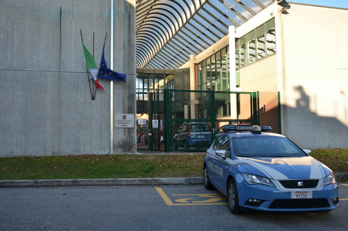 Dal Nord Ovest - Fugge al controllo della Polizia: in casa droga e 13mila euro in contanti (foto di repertorio) Dal Nord Ovest - Fugge al controllo della Polizia: in casa droga e 13mila euro in contanti (foto di repertorio)
