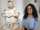 Maria Grazia Hussain Tedde accanto alla scultura "La Madre dell'ucciso" di Francesco Ciusa, unica versione marmorea firmata dall'artista, custodita presso il Museo delle Migrazioni, Cammini e Storie di Popoli di Pettinengo. Maria Grazia Hussain Tedde accanto alla scultura "La Madre dell'ucciso" di Francesco Ciusa, unica versione marmorea firmata dall'artista, custodita presso il Museo delle Migrazioni, Cammini e Storie di Popoli di Pettinengo.