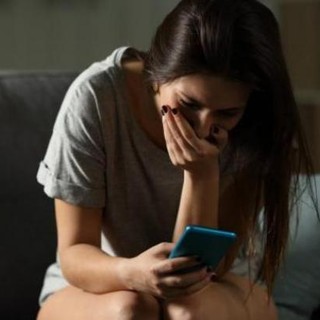 Quindicenne vittima di revenge porn racconta tutto ai genitori e parte la denuncia