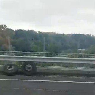 Biella: camion perde le ruote posteriori sul ponte della tangenziale