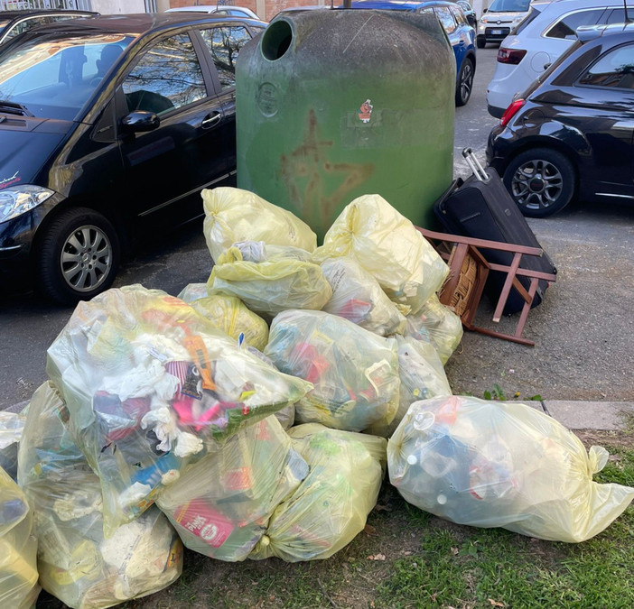 Rifiuti abbandonati attorno alle campane del vetro: "Uno scempio nel centro di Biella" Rifiuti abbandonati attorno alle campane del vetro: "Uno scempio nel centro di Biella"