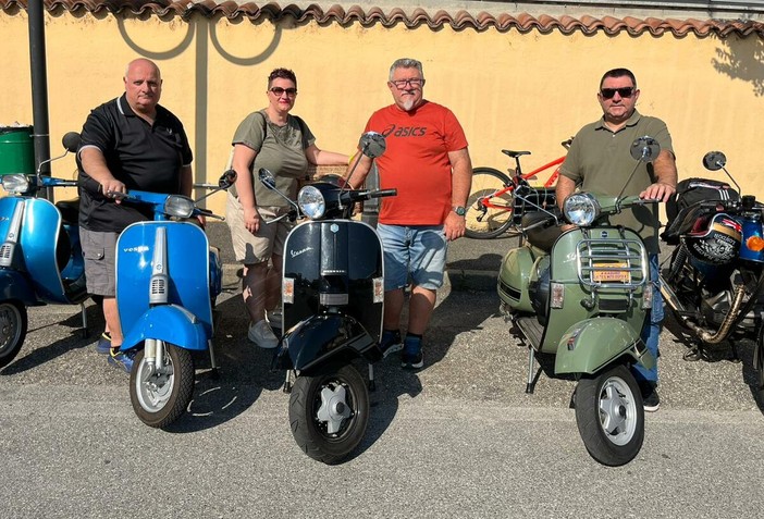 Oltre 50 auto e moto d’epoca in Valsessera per il 4° Raduno (servizio di Ermanno Orsi per newsbiella.it) Oltre 50 auto e moto d’epoca in Valsessera per il 4° Raduno (servizio di Ermanno Orsi per newsbiella.it)